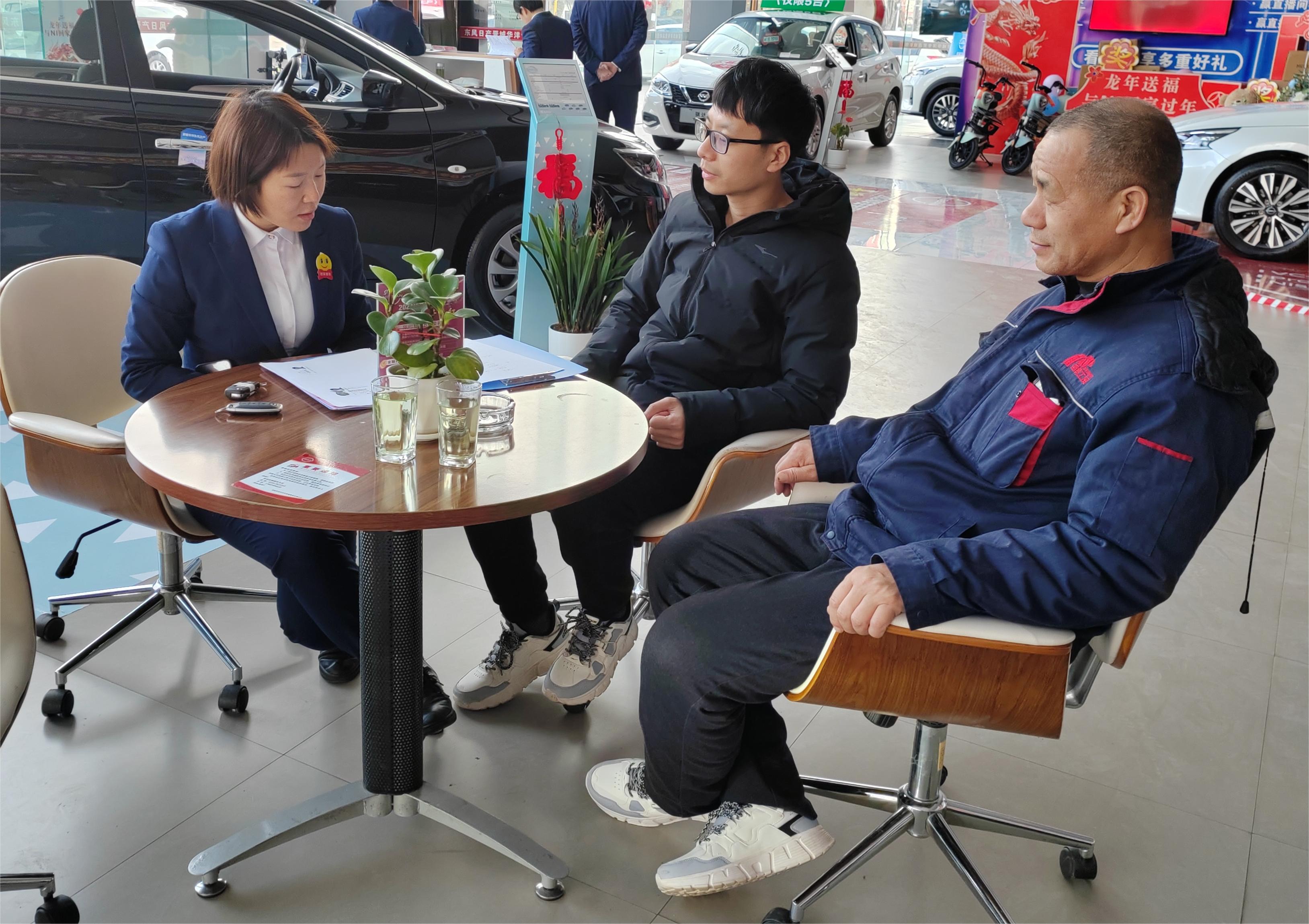 卓越服務(wù)，駕馭未來——記東風(fēng)日產(chǎn)4S店銷售顧問陳霞霞的汽車銷售之道